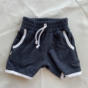 French terry retro short in heather black